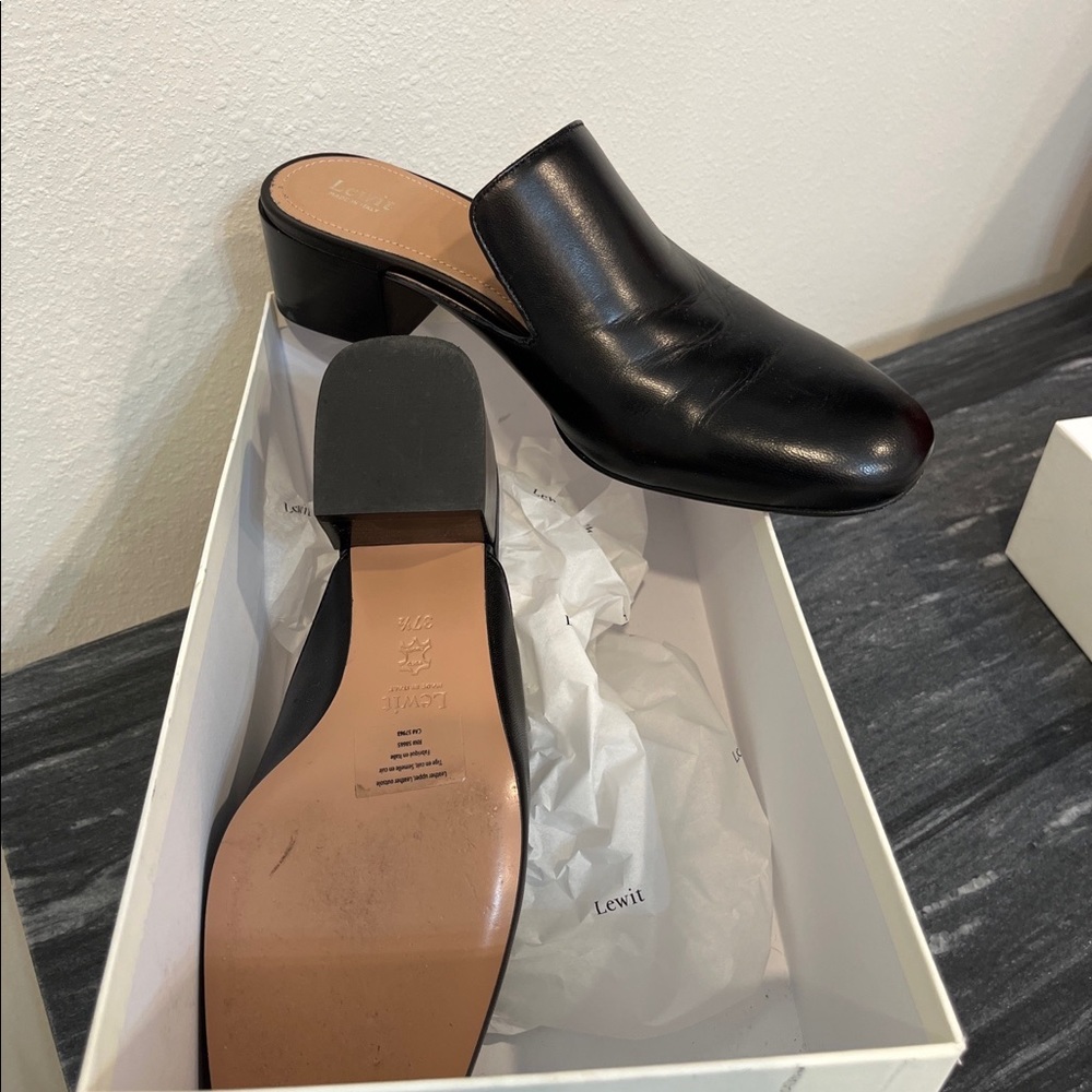Black leather 7 1/2 medium from Nordstrom
￼
￼